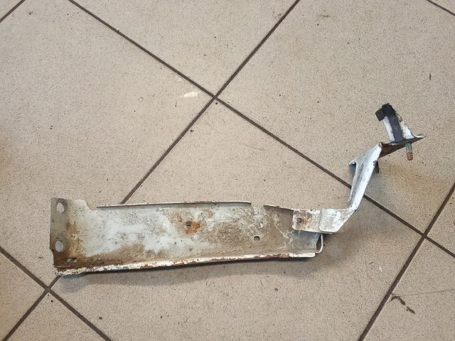 bontott AUDI A4 B8 Jobb Sárvédő Oldaltartó