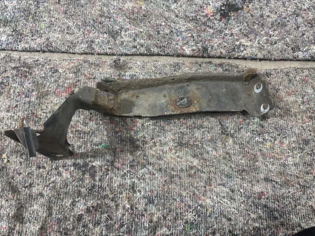 bontott AUDI A4 B8 Jobb Sárvédő Oldaltartó