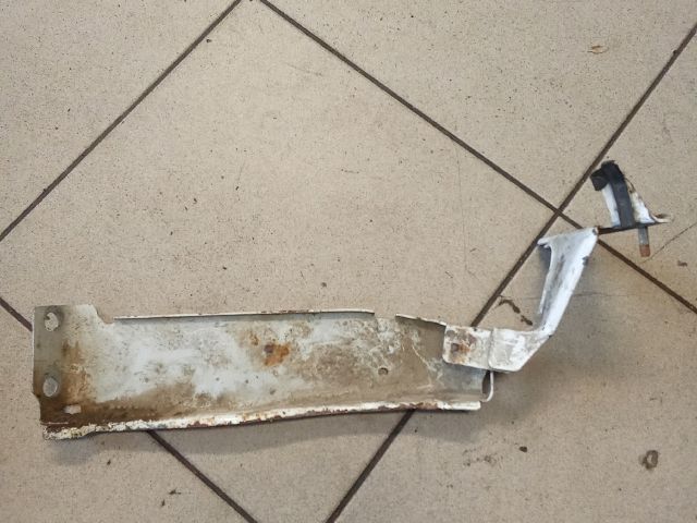 bontott AUDI A4 B8 Jobb Sárvédő Oldaltartó