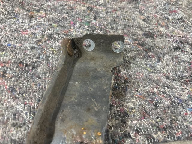 bontott AUDI A4 B8 Jobb Sárvédő Oldaltartó