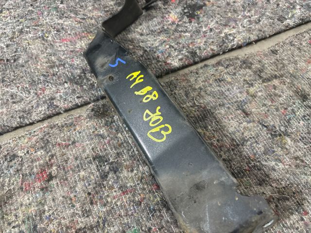 bontott AUDI A4 B8 Jobb Sárvédő Oldaltartó