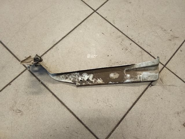 bontott AUDI A4 B8 Jobb Sárvédő Oldaltartó