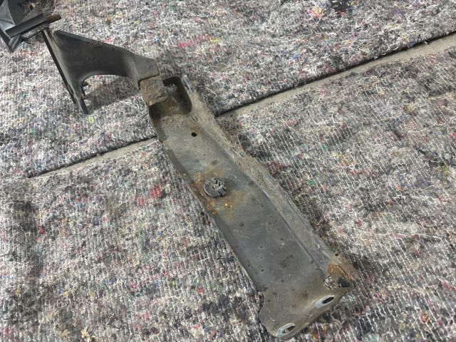 bontott AUDI A4 B8 Jobb Sárvédő Oldaltartó