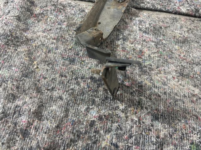 bontott AUDI A4 B8 Jobb Sárvédő Oldaltartó