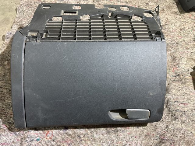 bontott AUDI A4 B8 Kesztyűtartó