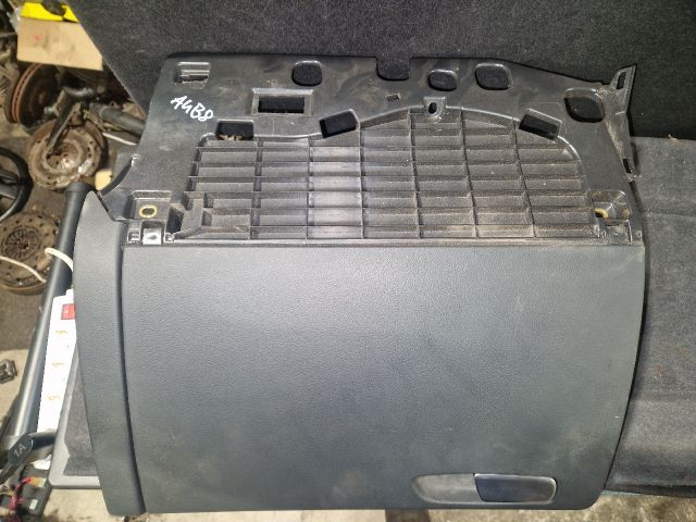 bontott AUDI A4 B8 Kesztyűtartó