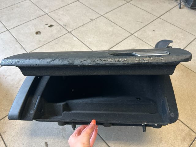 bontott AUDI A4 B8 Kesztyűtartó