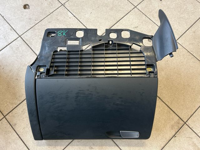 bontott AUDI A4 B8 Kesztyűtartó