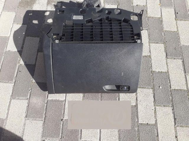 bontott AUDI A4 B8 Kesztyűtartó