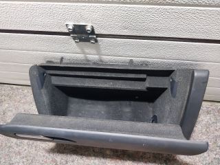 bontott AUDI A4 B8 Kesztyűtartó