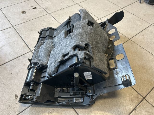 bontott AUDI A4 B8 Kesztyűtartó