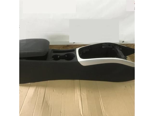 bontott AUDI A4 B8 Könyöklő