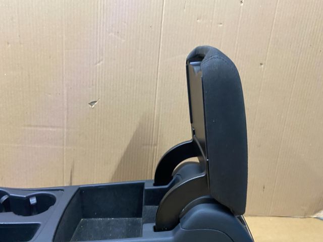 bontott AUDI A4 B8 Könyöklő