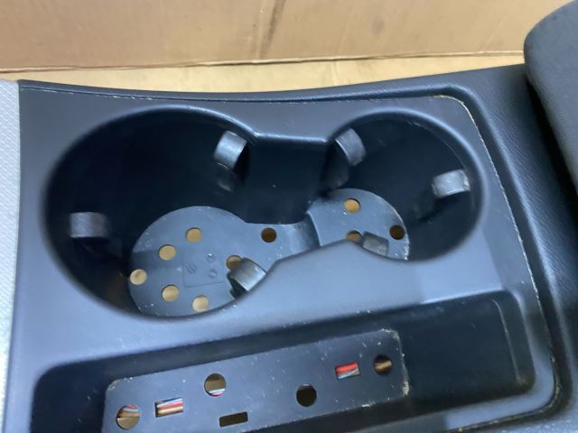 bontott AUDI A4 B8 Könyöklő