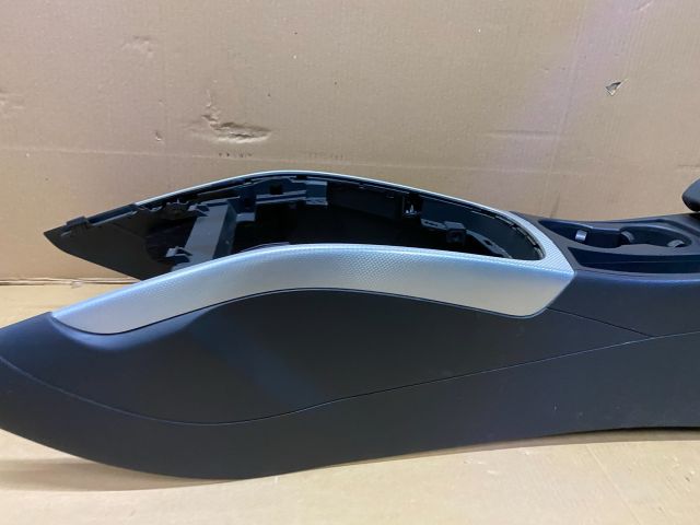 bontott AUDI A4 B8 Könyöklő