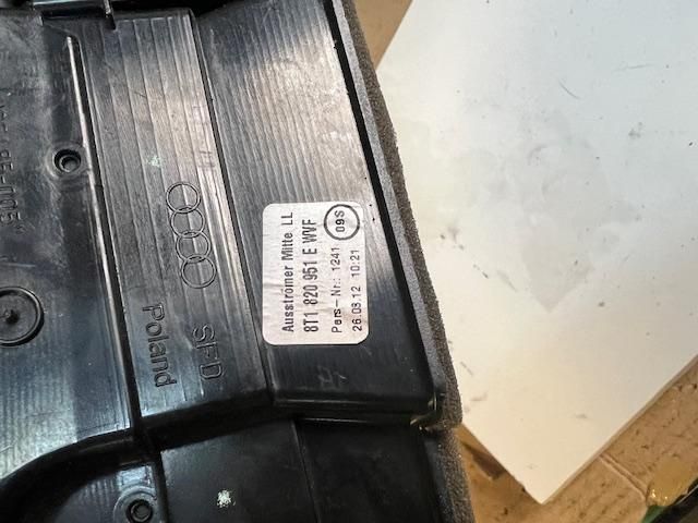 bontott AUDI A4 B8 Középső Szellőző