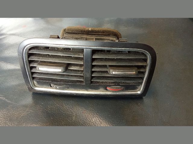 bontott AUDI A4 B8 Középső Szellőző