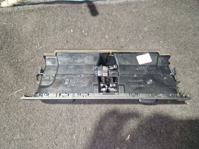 bontott AUDI A4 B8 Középső Szellőző