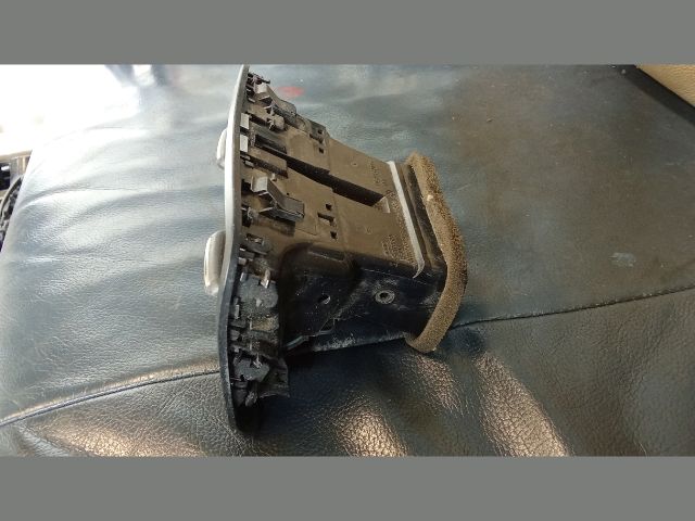 bontott AUDI A4 B8 Középső Szellőző