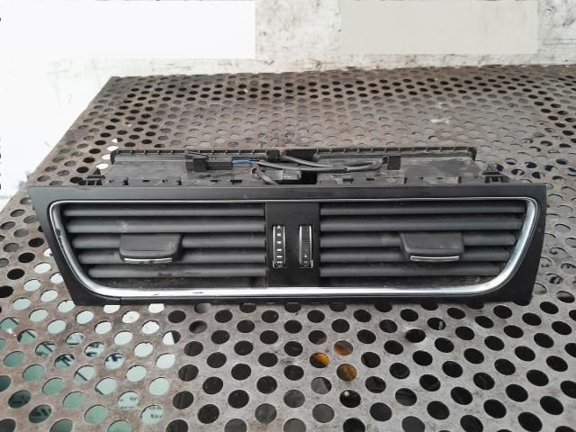 bontott AUDI A4 B8 Középső Szellőző