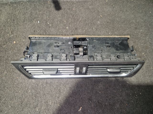 bontott AUDI A4 B8 Középső Szellőző