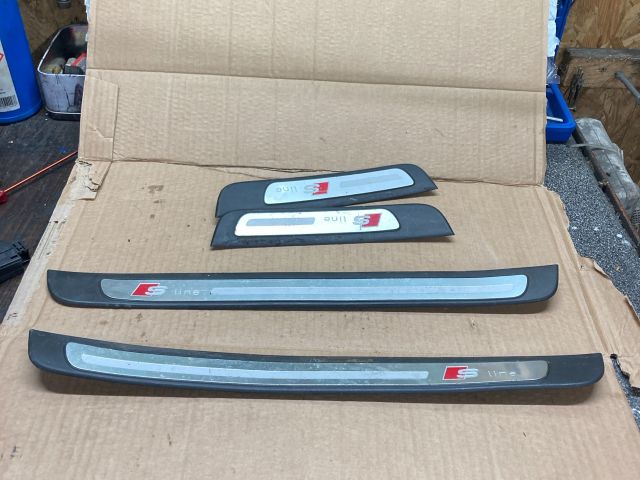 bontott AUDI A4 B8 Küszöb Burkolat