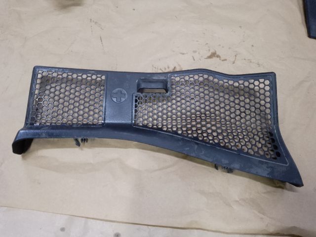 bontott AUDI A4 B8 Levélrács