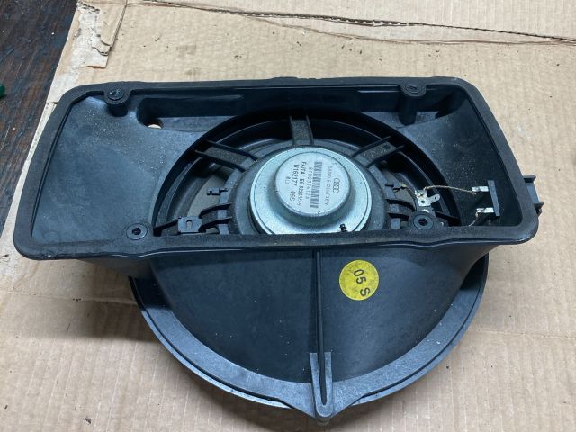 bontott AUDI A4 B8 Mélynyomó Hangszóró