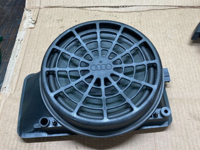 bontott AUDI A4 B8 Mélynyomó Hangszóró