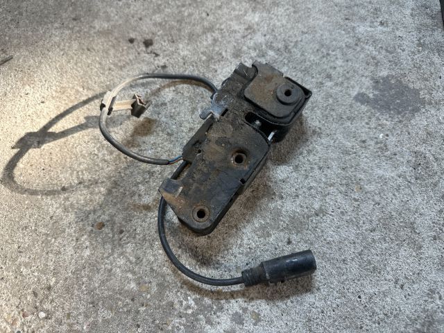 bontott AUDI A4 B8 Motorháztető Ajtó Kapcsoló