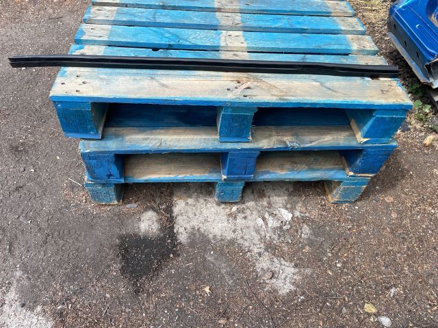 bontott AUDI A4 B8 Motorháztető Gumikéder