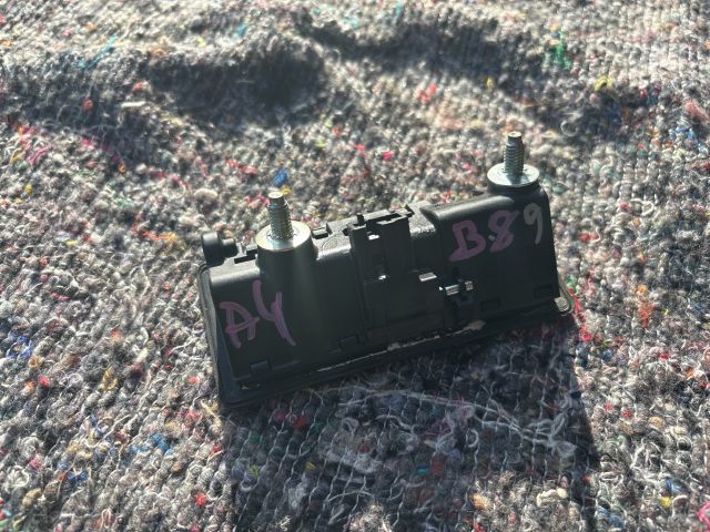 bontott AUDI A4 B8 Motorháztető Nyitó Kar / Gomb