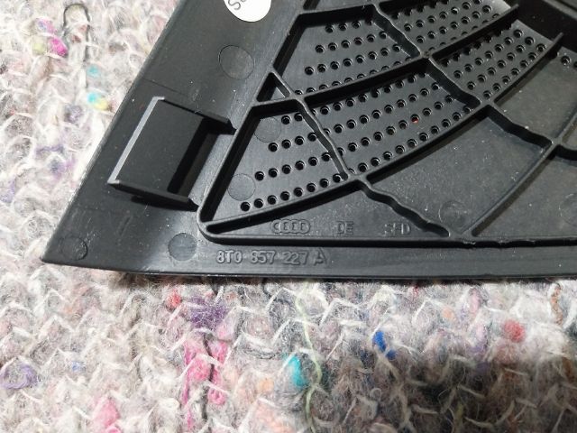 bontott AUDI A4 B8 Műszerfal Bal Hangszóró Burkolat