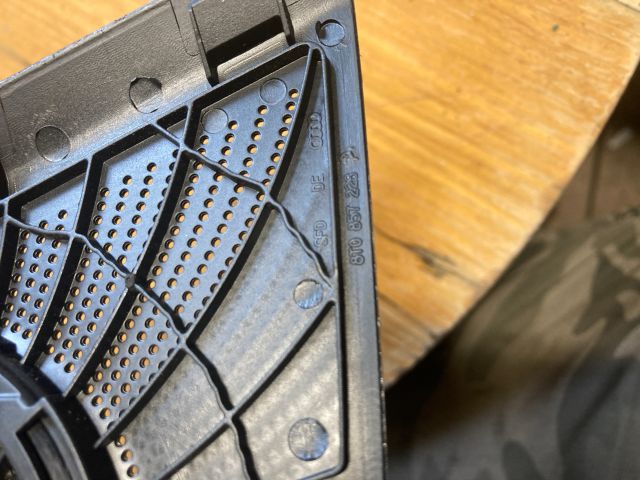 bontott AUDI A4 B8 Műszerfal Jobb Hangszóró Burkolat