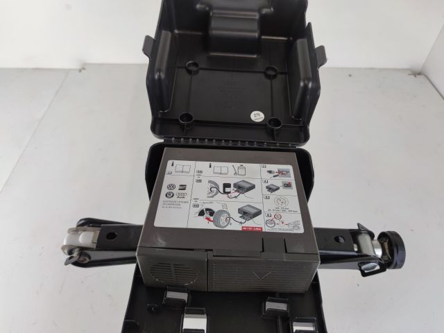 bontott AUDI A4 B8 Pótkerék Szerszámtartó