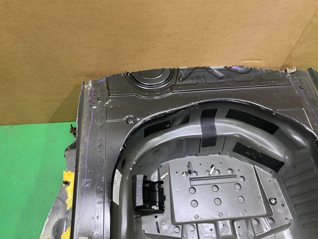 bontott AUDI A4 B8 Pótkerék Tartó Fenéklemez