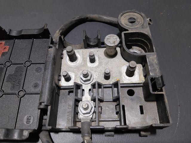 bontott AUDI A4 B8 Pozitív Kábel Elosztó