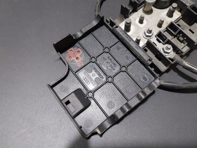 bontott AUDI A4 B8 Pozitív Kábel Elosztó