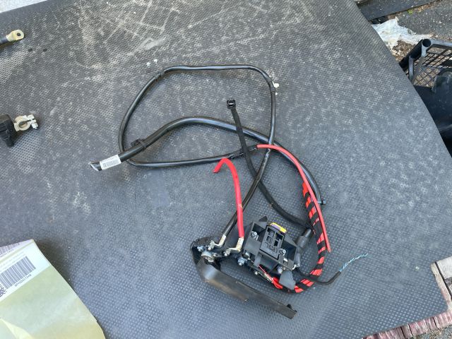 bontott AUDI A4 B8 Pozitív Kábel