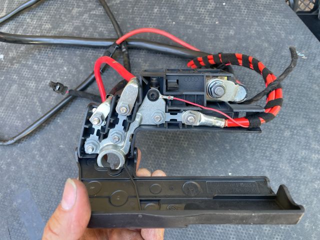 bontott AUDI A4 B8 Pozitív Kábel