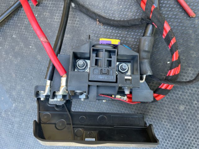 bontott AUDI A4 B8 Pozitív Kábel