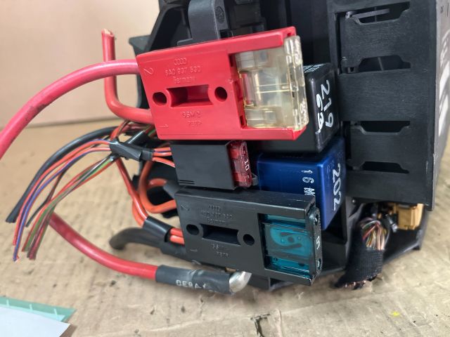 bontott AUDI A4 B8 Relé