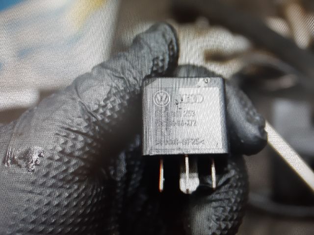 bontott AUDI A4 B8 Relé