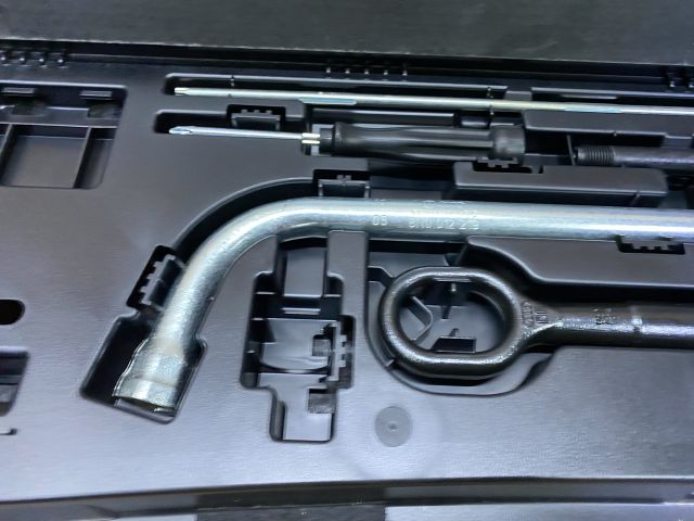 bontott AUDI A4 B8 Szerszámkészlet