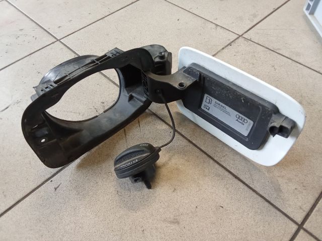 bontott AUDI A4 B8 Tankajtó