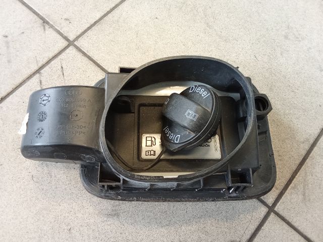 bontott AUDI A4 B8 Tankajtó