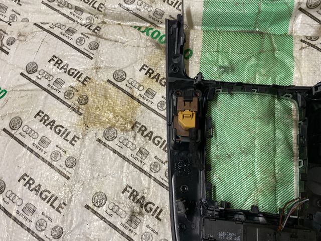 bontott AUDI A4 B8 Váltókar Keret