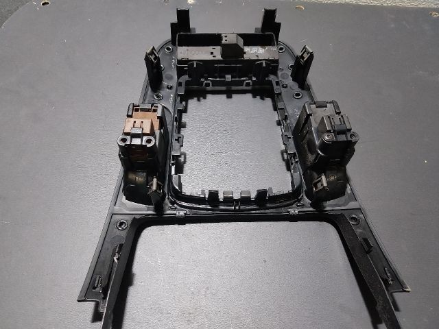 bontott AUDI A4 B8 Váltószoknya Rögzítő Keret