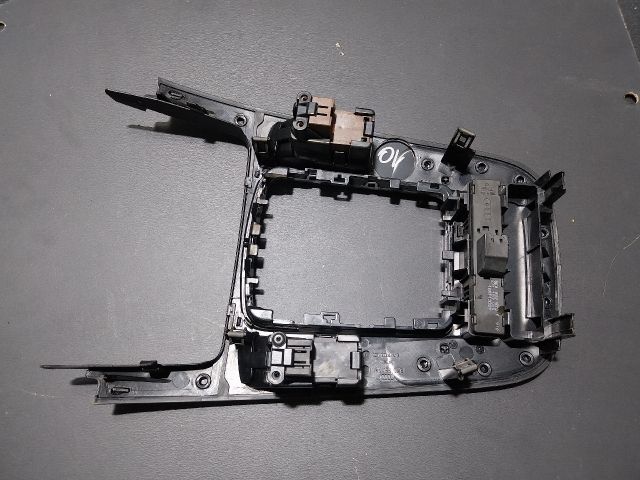 bontott AUDI A4 B8 Váltószoknya Rögzítő Keret