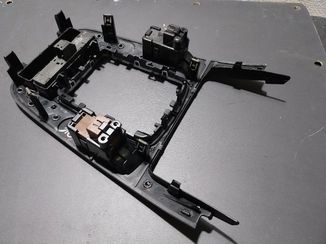 bontott AUDI A4 B8 Váltószoknya Rögzítő Keret